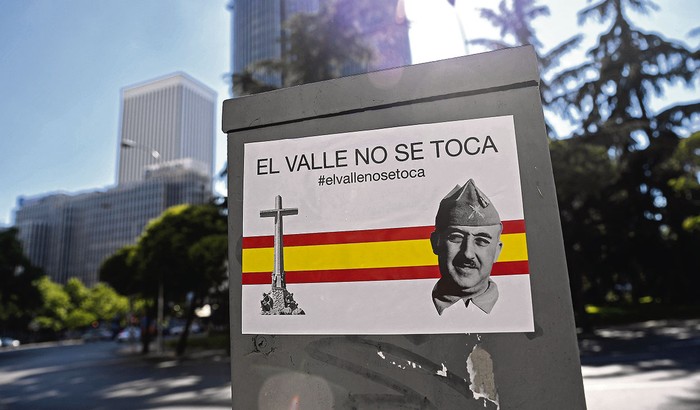 Pegatina con la imagen del general Francisco Franco, en una calle de Madrid, el 2 de julio.
 · Foto: Óscar del Pozo