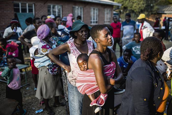 Cola para votar en las elecciones generales, ayer, en el suburbio de Mbare, de la capital de Zimbabwe, Harare.
 · Foto: Luis Tato