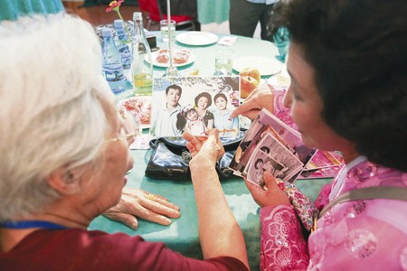 La surcoreana Jeon Hye-ok, de 90 años, y su sobrina norcoreana, Kim Yoon Kyong, de 56 años, durante una reunión de reunión familiar en el complejo Mount Kumgang. · Foto: s/d de autor La surcoreana Jeon Hye-ok, de 90 años, y su sobrina norcoreana, Kim Yoon Kyong, de 56 años, durante una reunión de reunión familiar en el complejo Mount Kumgang. · Foto: s/d de autor