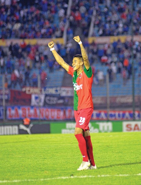 Robert Ergas, festeja el gol de Boston River, ayer, en el estadio Centenario. · Foto: Andrés Cuenca Robert Ergas, festeja el gol de Boston River, ayer, en el estadio Centenario. · Foto: Andrés Cuenca