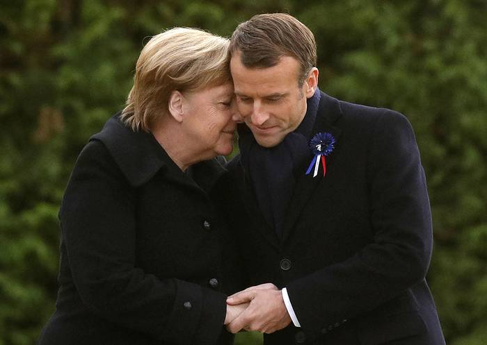 Emmanuel Macron, presidente francés, y Angela Merkel, canciller alemana, el 10 de noviembre, en Compiègne, norte de Francia.
 · Foto: Philippe Wojazer