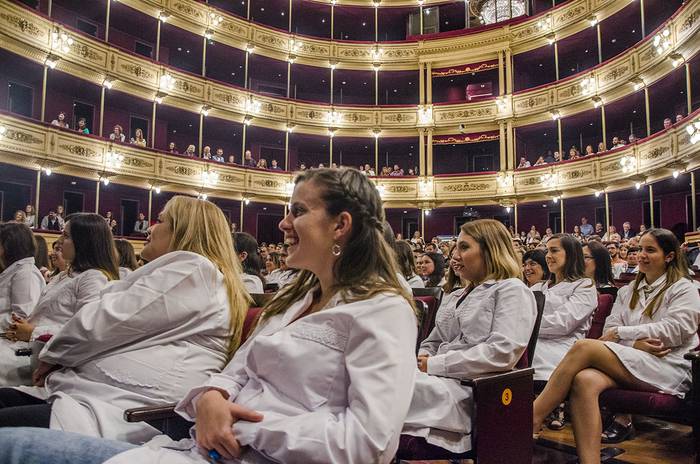 Ceremonia de graduación de maestros, el viernes, en el teatro Solís. · Foto: Alessandro Maradei