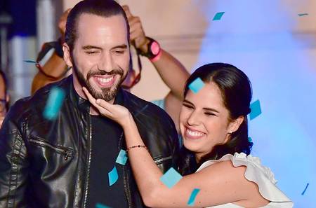 Nayib Bukele, presidente electo de El Salvador, festeja junto con su esposa Gabriela Rodriguez, después de ganar las elecciones presidenciales.
· Foto: Luis Acosta Nayib Bukele, presidente electo de El Salvador, festeja junto con su esposa Gabriela Rodriguez, después de ganar las elecciones presidenciales.
· Foto: Luis Acosta
