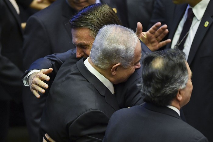 El recién juramentado presidente de Brasil, Jair Bolsonaro, saluda al primer ministro de Israel, Benjamin Netanyahu, ayer, en el Congreso, en Brasilia. · Foto: Nelson Almeida