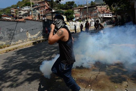 Manifestantes antigubernamentales se enfrentan con la Policía, ayer, en los alrededores de un puesto de mando de la Guardia Nacional en Cotiza, en el norte de Caracas. · Foto: Federico Parra Manifestantes antigubernamentales se enfrentan con la Policía, ayer, en los alrededores de un puesto de mando de la Guardia Nacional en Cotiza, en el norte de Caracas. · Foto: Federico Parra