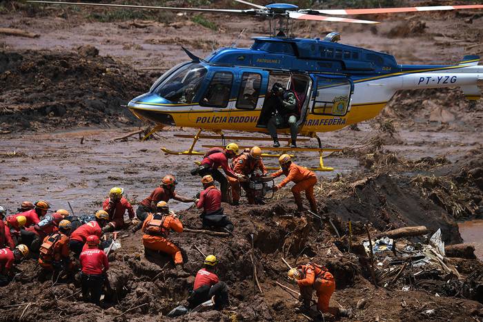 Trabajos de resacte de víctimas, cuatro días después del derrumbe de una represa de la gigante minera brasileña Vale, ayer, cerca de la ciudad de Brumadinho, estado de Minas Gerais · Foto: Mauro Pimentel