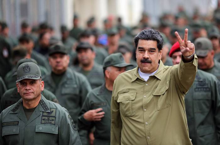 Nicolás Maduro, presidente venezolano, junto al comandante de las Fuerzas Armadas Operaciones de Mando Estratégico Remigio Ceballos (archivo, febrero 2019). · Foto: Miraflores, s/d de autor