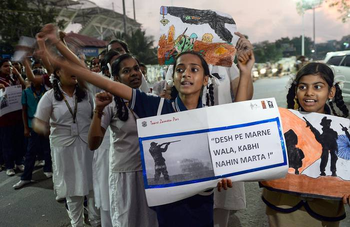 Estudiantes indios durante una protesta contra Pakistán, luego de un ataque a un convoy de la Policía en el área de Lethpora, en Cachemira.
 · Foto: Arun Sankar