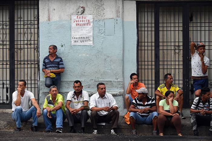 Venezolanos que cruzan a trabajar a Colombia, ayer, cerca del puente fronterizo bloqueado Francisco de Paula Santander. · Foto: Juan Barreto