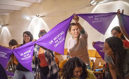 Pintada de pañuelos y pancarta para el 8 de marzo, en la Casa del Maestro. · Foto: Mariana Greif Pintada de pañuelos y pancarta para el 8 de marzo, en la Casa del Maestro. · Foto: Mariana Greif