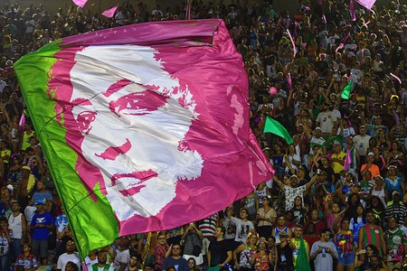 La imagen de la asesinada Marielle Franco, ayer, durante la segunda noche del desfile de Carnaval, en el Sambódromo, en Río de Janeiro. · Foto: Carl De Souza La imagen de la asesinada Marielle Franco, ayer, durante la segunda noche del desfile de Carnaval, en el Sambódromo, en Río de Janeiro. · Foto: Carl De Souza