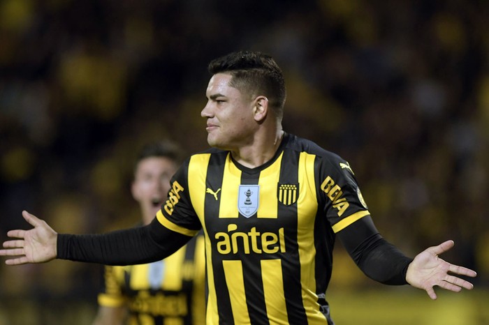 Gabriel Fernández, festeja el primer gol de Peñarol a Liverpool, ayer, en el Campeón del Siglo. · Foto: Sandro Pereyra