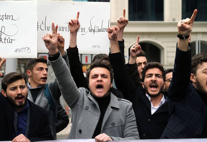 Manifestantes turcos durante una protesta para condenar los atentados a mezquitas en Nueva Zelanda, el sábado, en Ankara, Turquía.

 · Foto: Mustafa Kaya