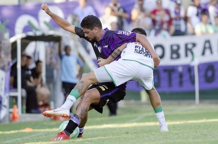 Maximiliano Cantera, de Fénix, y Facundo Cabrera, de Plaza, ayer, en el Parque Prandi, en Colonia. · Foto: Pablo Vignali Maximiliano Cantera, de Fénix, y Facundo Cabrera, de Plaza, ayer, en el Parque Prandi, en Colonia. · Foto: Pablo Vignali