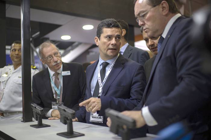 Sergio Moro, ministro de Justicia de Brasil, en la Exposición Internacional de la Feria de Defensa y Seguridad, ayer, en el Centro de Exposiciones Riocentro en Río de Janeiro, Brasil. · Foto: Mauro Pimentel, AFP