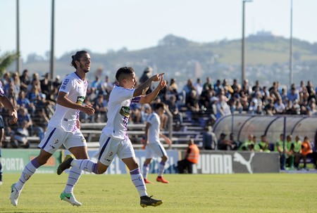 Leonardo Fernández (d) y Joaquín Varela, festejan el primer gol de Fénix a Cerro, ayer, en el Parque Capurro. · Foto: Federico Gutiérrez Leonardo Fernández (d) y Joaquín Varela, festejan el primer gol de Fénix a Cerro, ayer, en el Parque Capurro. · Foto: Federico Gutiérrez