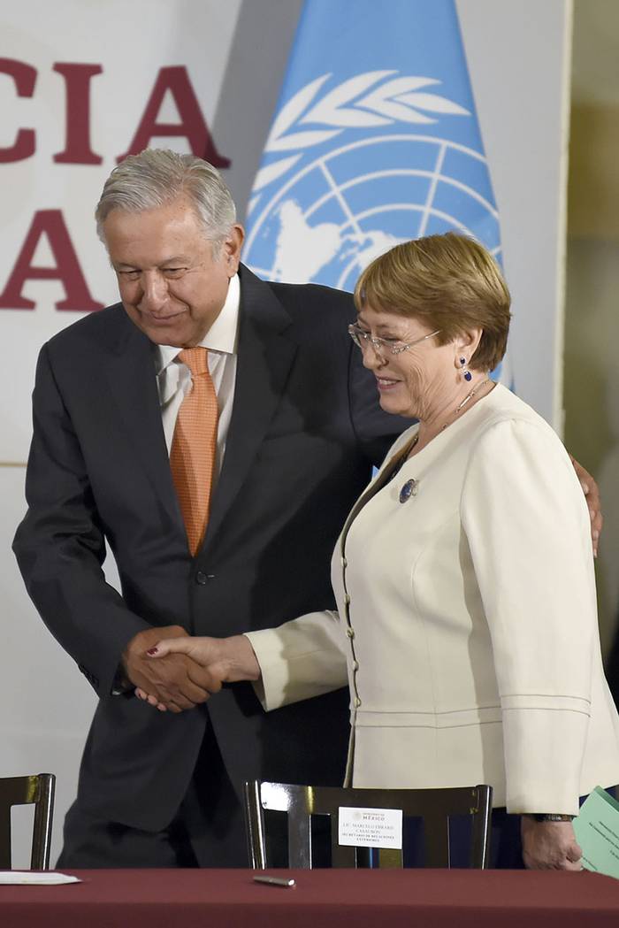 Michelle Bachelet, jefa de derechos humanos de la ONU, y Andrés Manuel López Obrador, presidente de México, durante la firma de un acuerdo, ayer, en el Palacio Nacional de la Ciudad de México. · Foto: Alfredo Estrella, AFP