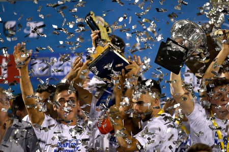 El plantel de Paysandú, festeja con el trofeo de la Copa Nacional de Selecciones de OFI, ayer, en el estadio Artigas, en Paysandú. · Foto: Fernando Morán El plantel de Paysandú, festeja con el trofeo de la Copa Nacional de Selecciones de OFI, ayer, en el estadio Artigas, en Paysandú. · Foto: Fernando Morán