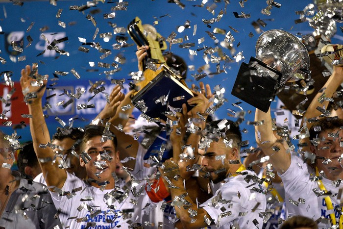 El plantel de Paysandú, festeja con el trofeo de la Copa Nacional de Selecciones de OFI, ayer, en el estadio Artigas, en Paysandú. · Foto: Fernando Morán