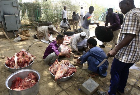 Manifestantes sudaneses carnean ovejas y vacas que sacrificaron ayer, mientras celebran el derrocamiento de Omar al-Bashir, y exigen en la transferencia de poder de los militares a un gobierno civil.
· Foto: Ebrahim Hamid, AFP Manifestantes sudaneses carnean ovejas y vacas que sacrificaron ayer, mientras celebran el derrocamiento de Omar al-Bashir, y exigen en la transferencia de poder de los militares a un gobierno civil.
· Foto: Ebrahim Hamid, AFP