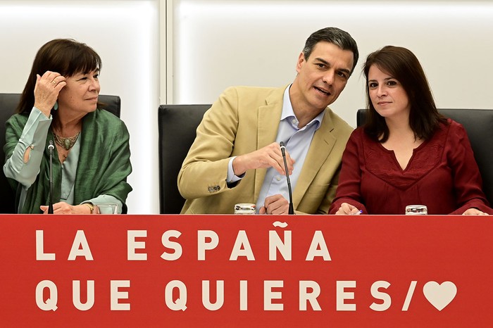 Pedro Sánchez, el presidente español, habla con la subsecretaria general del partido del Partido Socialista Obrero español, Adriana Lastra, junto a la presidenta del partido, Cristina Narbona, este lunes, en Madrid. · Foto: Javier Soriano, AFP
