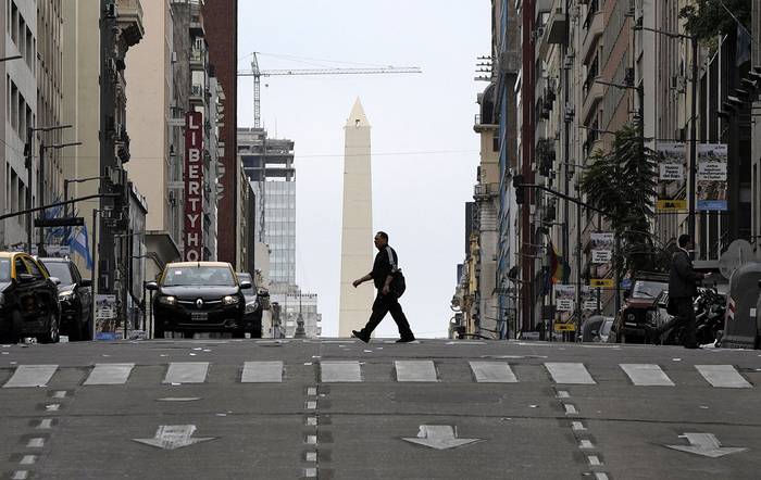 Avenida Corrientes, ayer, en el centro de Buenos Aires. · Foto: Juan Mambronata, AFP