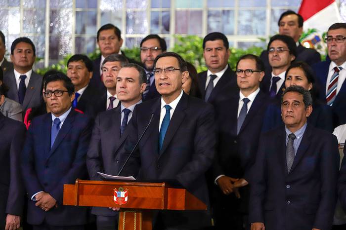 Martin Vizcarra (c), presidente peruano, y su gabinete ministerial, durante un mensaje televisado a la nación, el 29 de mayo, en el Palacio de Gobierno en Lima. Foto: presidencia peruana, AFP

