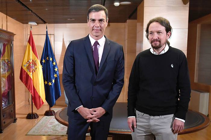 Pedro Sánchez, jefe del gobierno español, y Pablo Iglesias, líder del partido Unidas Podemos, posan antes de una reunión en Las Cortes, Madrid, el 10 de junio de 2019. · Foto: Pierre Philippe Marcou, AFP