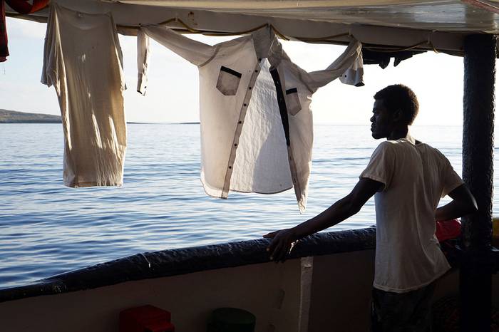 Cubierta del buque Open Arms en las costas de Lampedusa, Italia, este lunes.
 · Foto: Francisco Gentico, EFE