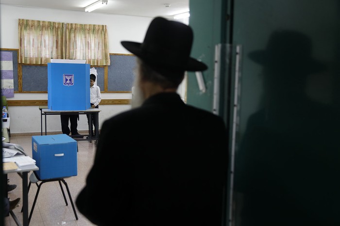 Un judío ultraortodoxo en una mesa de votación en la ciudad de Bnei Brak, ayer, durante las elecciones parlamentarias israelíes.

 · Foto: Menahen Kahana, AFP