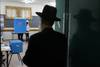 Un judío ultraortodoxo en una mesa de votación en la ciudad de Bnei Brak, ayer, durante las elecciones parlamentarias israelíes.
· Foto: Menahen Kahana, AFP Un judío ultraortodoxo en una mesa de votación en la ciudad de Bnei Brak, ayer, durante las elecciones parlamentarias israelíes.
· Foto: Menahen Kahana, AFP