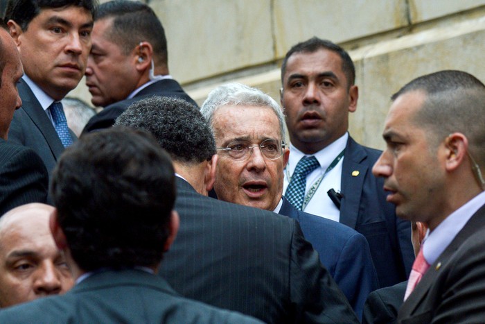 Álvaro Uribe llega para una audiencia ante la Corte Suprema de Justicia de Colombia. · Foto: Raúl Arboleda, AFP
