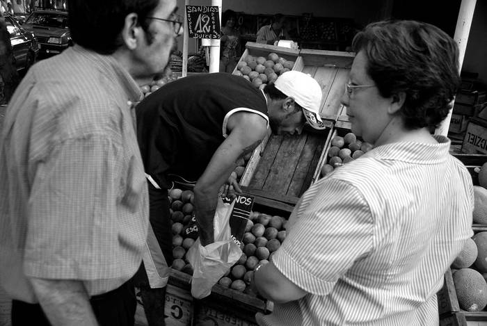 Puesto de venta de frutas y verduras en la avenida Rivera de Montevideo. (archivo, enero de 2008) · Foto: Javier Calvelo