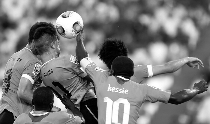 Franco Acosta, de Uruguay, y Franck Kessie, de Costa de Marfil, ayer, durante el partido jugado en el estadio Emirates de Ras al Khaimah, Emiratos Árabes Unidos.  · Foto:  Karim Sahib, Afp
