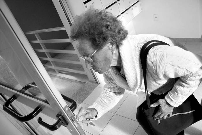 Acto de entrega de viviendas a jubilados, en un complejo de tres pisos y 20 viviendas de un dormitorio en las calles Contucci y Darwin, en Montevideo. (archivo, mayo de 2007) · Foto: Javier Calvelo