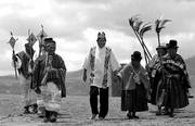 El presidente de Bolivia, Evo Morales, participa junto con sacerdotes indígenas en un ritual en la pirámide de Akapana, en la ciudadela prehispánica de Tiahuanaco, donde fue investido como líder espiritual de los pueblos indígenas de su país. 