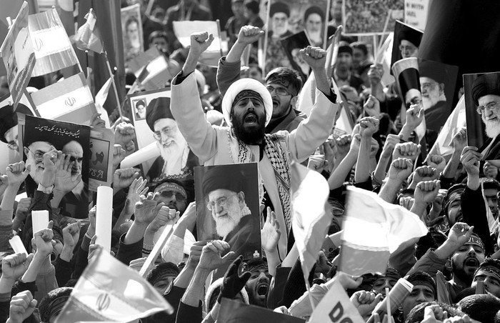 Miles de personas se concentran en la plaza de Azadi para conmemorar el 31º aniversario de la Revolución Islámica de 1979 en Teherán.  · Foto: Efe, Abedin Taherkenareh