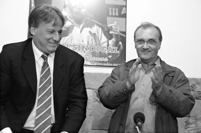 El ministro de Economía, Fernando Lorenzo, y el dirigente del sindicato de la bebida Richard Read, tras la participación del ministro en
una charla sobre la distribución de la riqueza organizada por el gremio.  (archivo, mayo de 2011) · Foto: Victoria Rodríguez