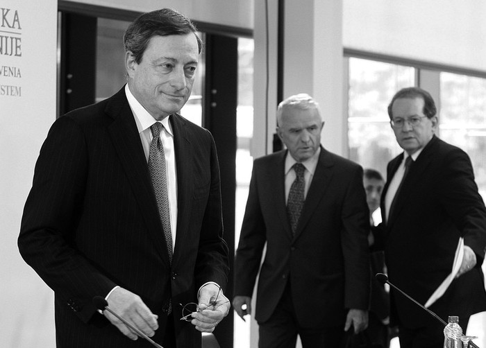 Mario Draghi y el gobernador del Banco Central de Eslovenia, Marko Kranjec,  en la localidad eslovena de Brdo pri Kranju. · Foto: Stringer, Efe