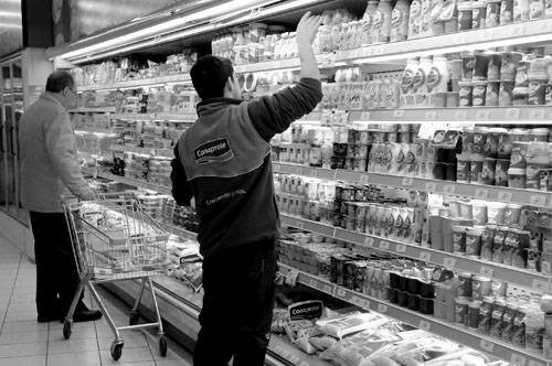 Góndola de productos lácteos en un supermercado céntrico. Foto: Nicolás Celaya (archivo, octubre de 2010)