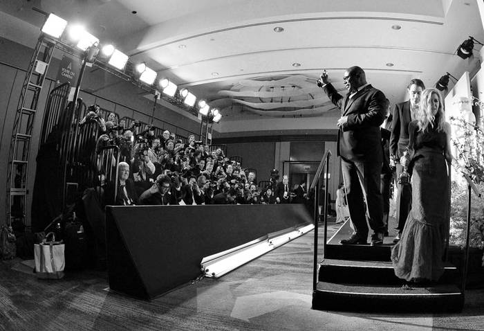 Steve McQueen, ganador del Oscar de la Academia 2014 a Mejor Película, junto a los productores Jeremy Kleiner y Dede Gardner, en su pasaje por la sala de prensa de la ceremonia. / Foto: Paul Buck, Efe.