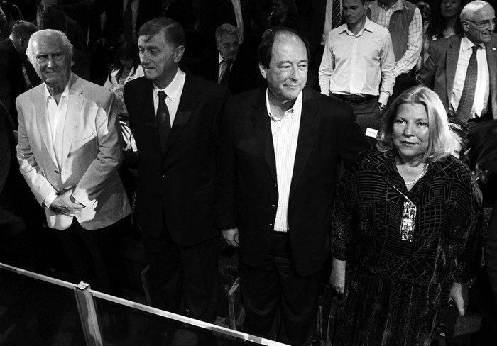  Fernando Pino Solanas, senador del partido Proyecto Sur; Hermes Binner, líder del Partido Socialista; Ernesto Sanz, senador del Partido Radical, y Elisa Carrió, diputada del partido Coalición Cívica, el martes, en la presentación del Frente Amplio Unen (FAU) en Buenos Aires (Argentina). / Foto: David Fernández, Efe,