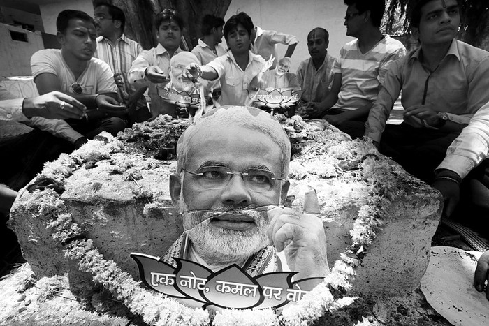 Trabajadores del partido Bharatiya Janata realizan una yagna (ofrenda) para pedir la victoria del candidato de su partido a primer ministro, Narendra Modi, en Bhopla (India). / Foto: Sanjeev Gupta, Efe (archivo, mayo de 2014)