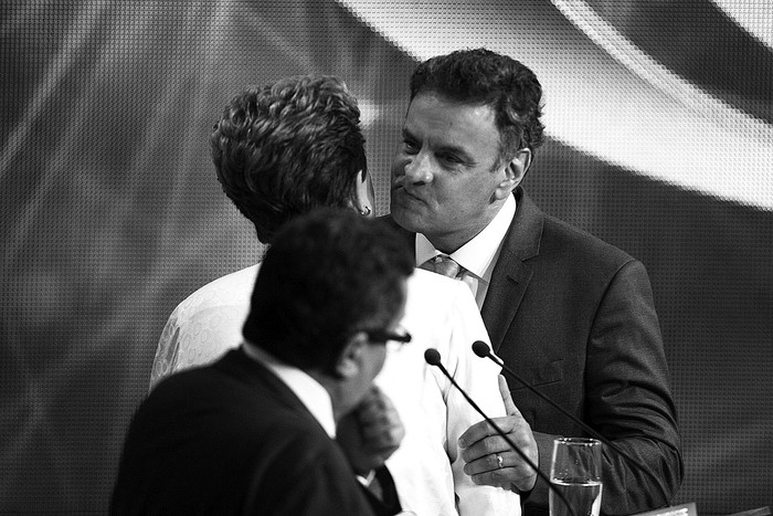 Dilma Rousseff y Aécio Neves, candidatos a la presidencia de Brasil, el martes 14, antes del inicio del primero de los cuatro debates en televisión acordados de cara a la segunda vuelta de las elecciones presidenciales, en San Pablo (Brasil). / Foto: Sebastião Moreira, Efe