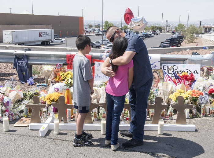 Integrantes de la familia Soto, en el memorial improvisado junto al Cielo Vista Mall Walmart, donde ocurrió el tiroteo en el que murieron 22 personas, en El Paso.  · Foto: Mark Ralston, AFP