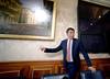 El ex primer ministro de Italia Matteo Renzi llega a una conferencia de prensa en el Palacio Madama, en Roma. El ex primer ministro de Italia Matteo Renzi llega a una conferencia de prensa en el Palacio Madama, en Roma.