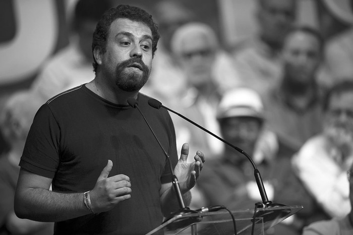 El coordinador del Movimiento de los Trabajadores sin Techo, Guilherme Boulos, durante un encuentro de intelectuales en apoyo al ex presidente Luiz Inácio Lula da Silva, en Río de Janeiro. Foto: Mauro Pimentel, AFP (archivo, enero de 2018)