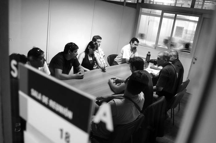 Trabajadores de Delne reunidos en un cuarto intermedio, ayer, en la Dirección Nacional de Trabajo (Dinatra). · Foto: Pablo Nogueira