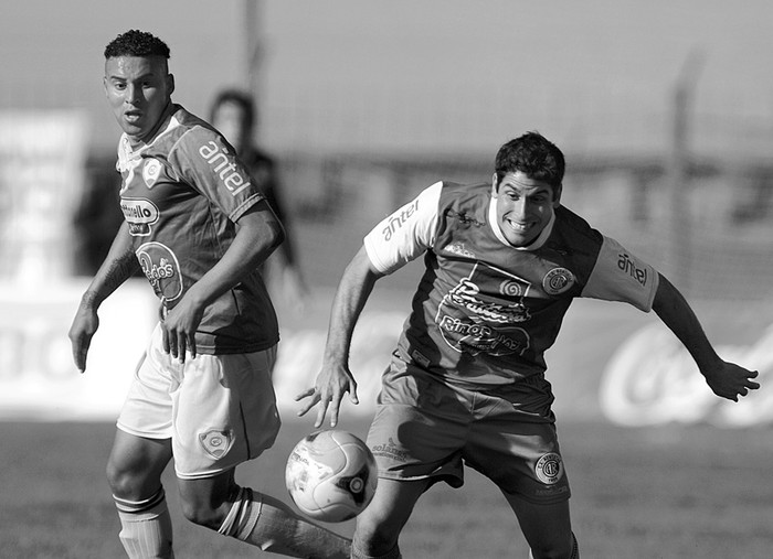 Cristiano Gómez, de Sportivo Cerrito, y Guillermo Maidana, de Rentistas, durante el clásico del Cerrito en el Complejo Rentistas. Foto: Nicolás Celaya  (archivo, mayo de 2013) · Foto: Nicolás Celaya