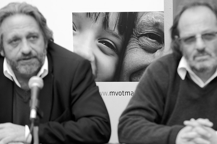 Los ministros Francisco Beltrame y Daniel Olesker, ayer, durante la inauguración de la pensión social. · Foto: Santiago Mazzarovich